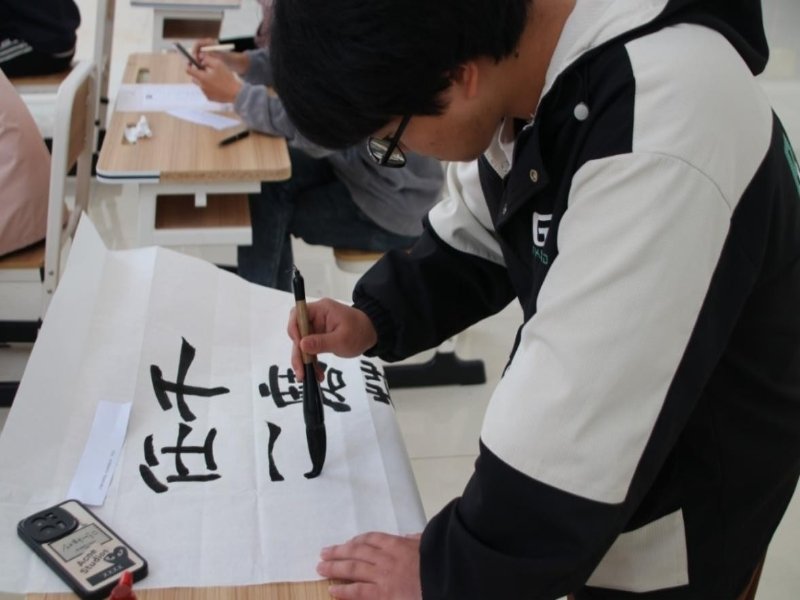 同学们神情专注