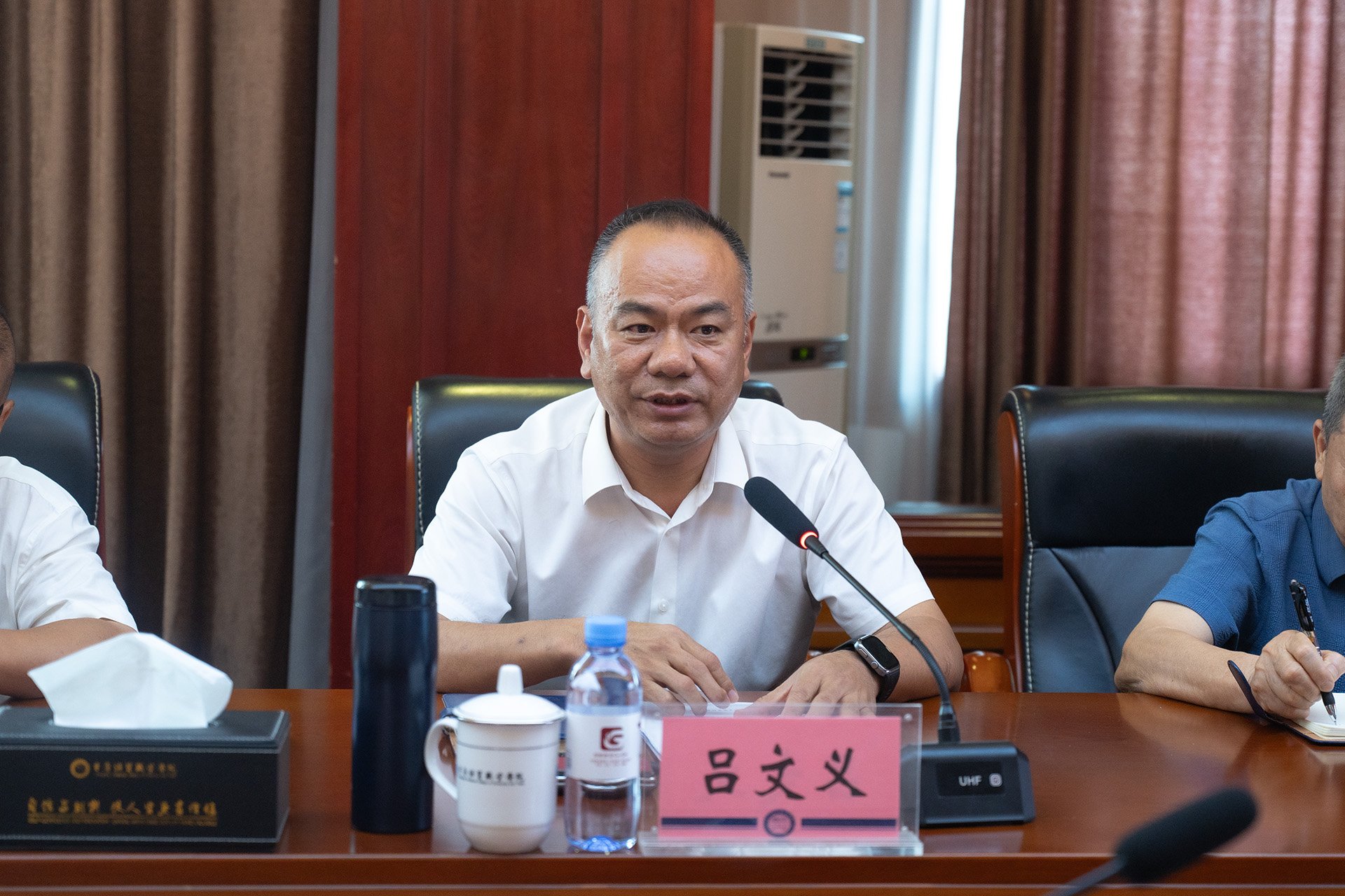 1784267211723058502.jpg 伟德app入口官方正版校长张耀天紧扣